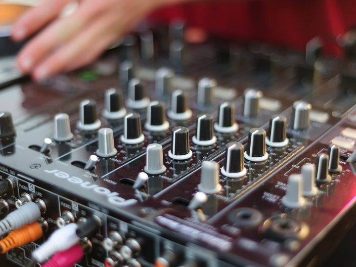 How to Choose a Wedding DJ